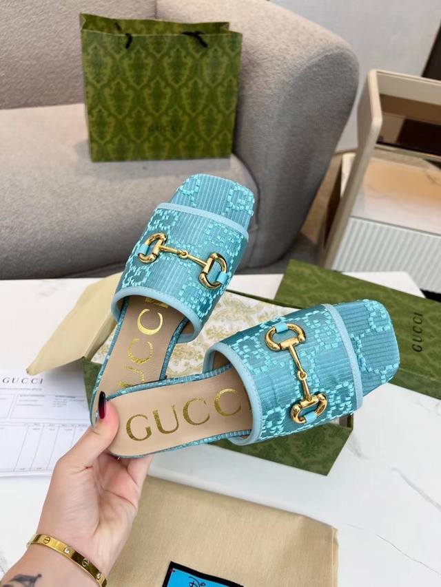 真皮底190元。Gucci官网最新爆款，最新凉拖鞋，顶级品质发售 购入正品开发 . 材质.工艺与原版一致. 鞋面：原版提花双g布电绣 内里、垫脚：混种羊皮 码数